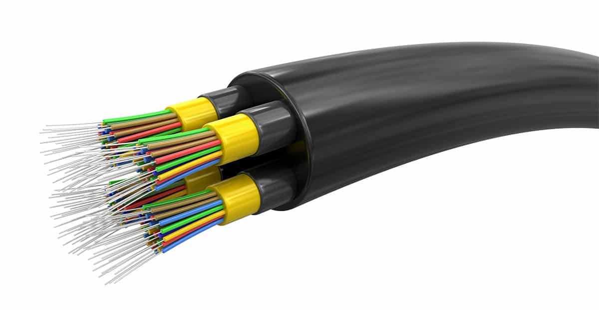 Aufgeschnittenes Kabel mit mehreren Bündeln aus einzelnen Glasfasern